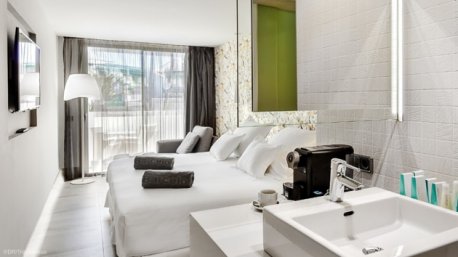 Un séjour wingfoil de rêve à Lanzarote avec hôtel réservé aux adultes