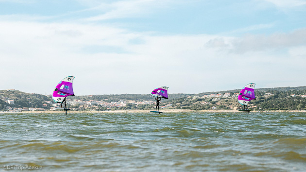 Des cours de wing foil pour progresser sur la lagune d'Obidos au Portugal