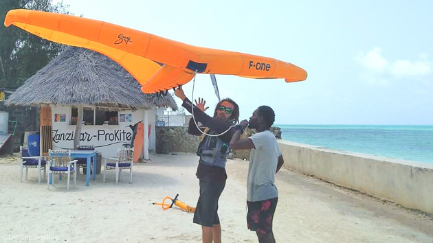 Découvrez le wingfoil sur le lagon de Zanzibar en Tanzanie