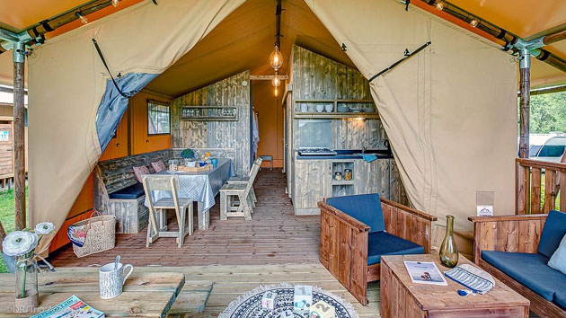 Profitez de votre tente tout confort en glamping pour votre séjour wing